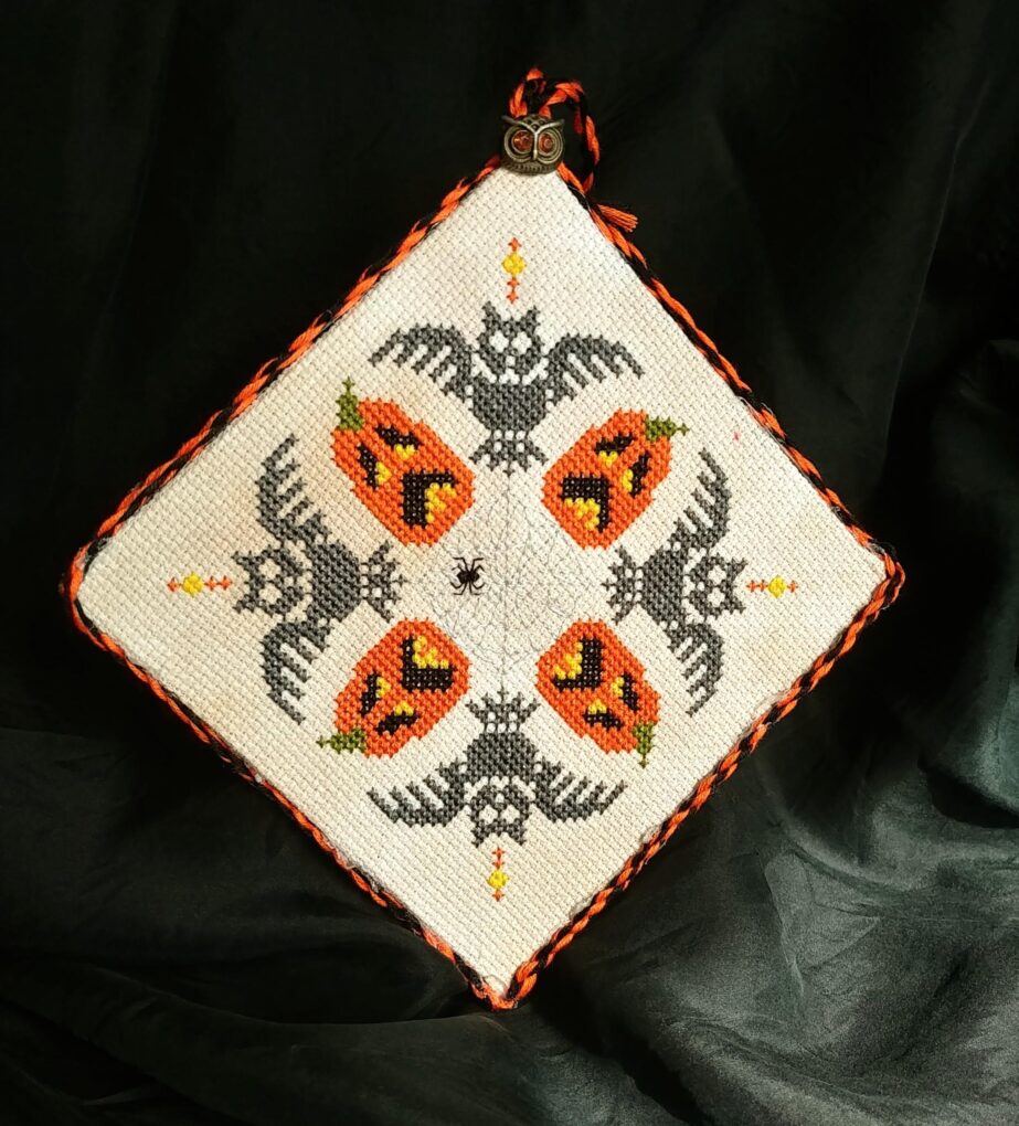 A quick and easy cross stitch pattern with spooky owls and howling jack-o-lanterns. From Grimalkin Crossing.